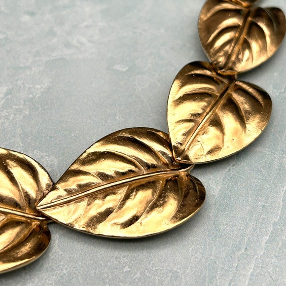 Vintage Circa 1955-1970 TRIFARI TM Gold Tone Large Leaf Choker Necklace 16-18” - Picture 4 of 15